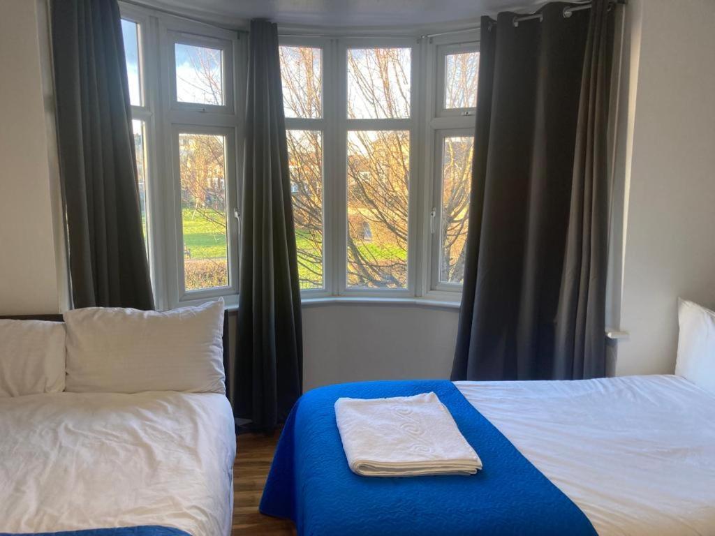 Twin Towerd Hotel Лондон Екстер'єр фото